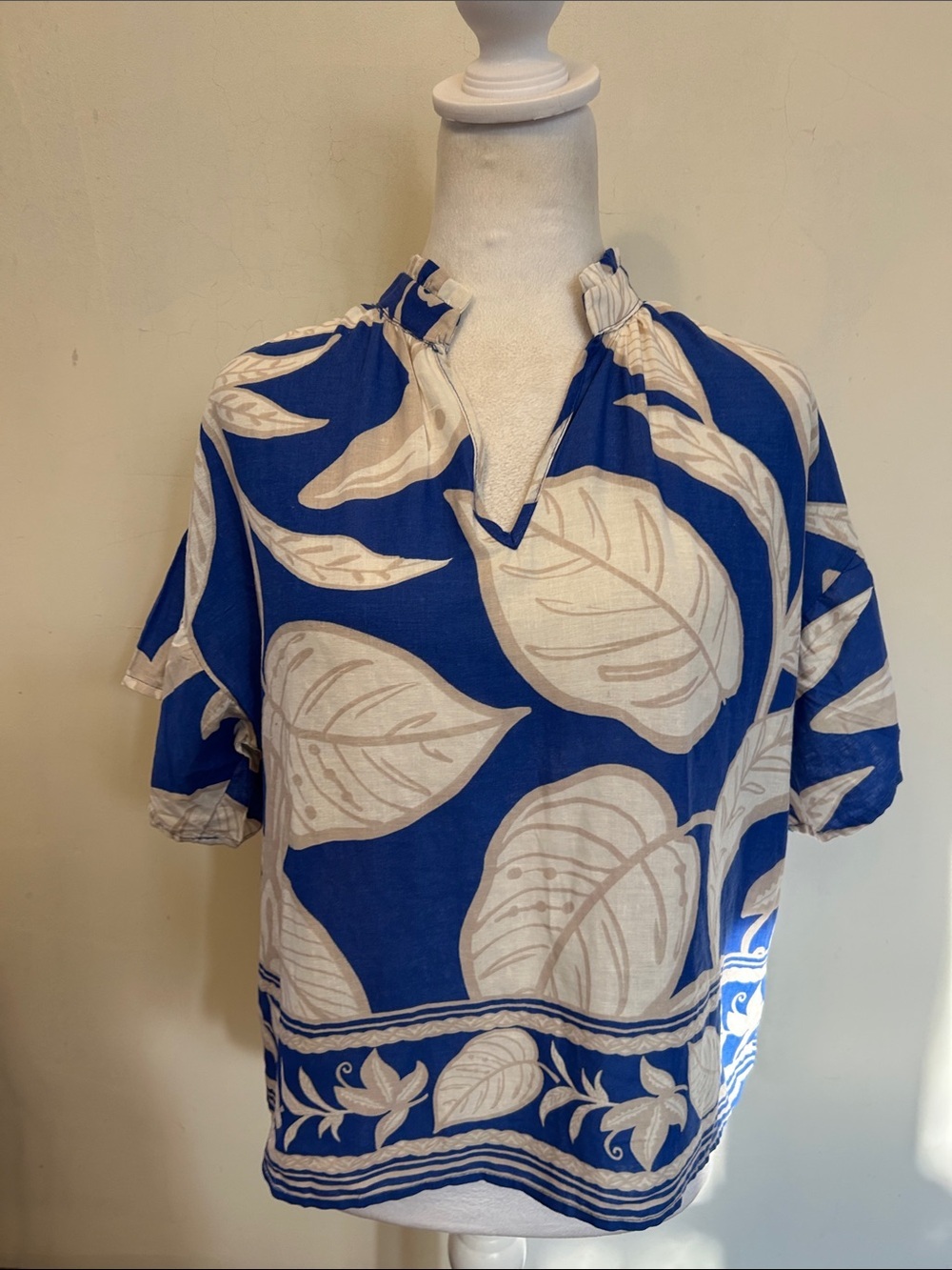 Rachel Zoe Blue & Cream Leaf Print short bell sleeve Blouse Size M EUC